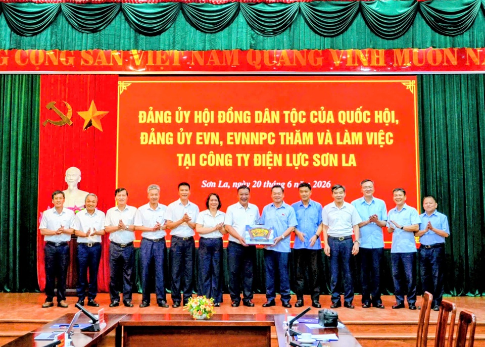 Đoàn công tác của Hội đồng Dân tộc của Quốc hội và Tập đoàn Điện lực Việt Nam làm việc tại Công ty Điện lực Sơn La
